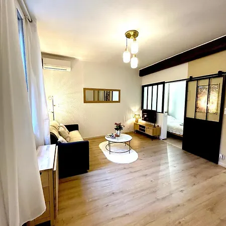 Lägenhet Le Cosy Nimois, Charme Et Terrasse Au Coeur De *