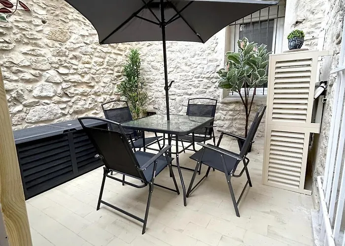 Le Cosy Nimois, Charme Et Terrasse Au Coeur De * Νιμ